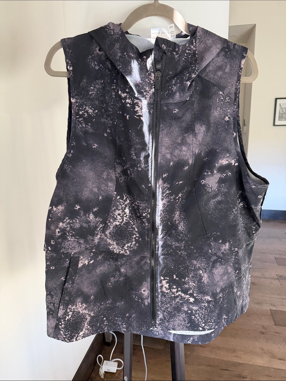 Nanette Lepore acid wash print tech athletic hooded vest in grey/black - size XL